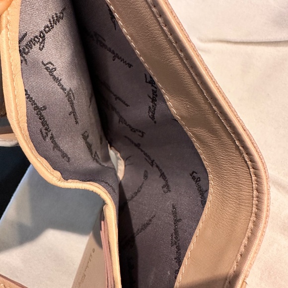 SALVATORE FERRAGAMO
Leather Wallet / with strap as a crossbody bag - Picture 4 of 9